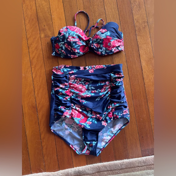 Retro High-Waisted Floral Bikini Set with Adjustable and removable straps - Picture 2 of 5